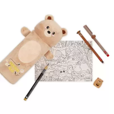 Estojo de pelúcia castanho claro em forma de urso com acessórios de desenho relacionados.