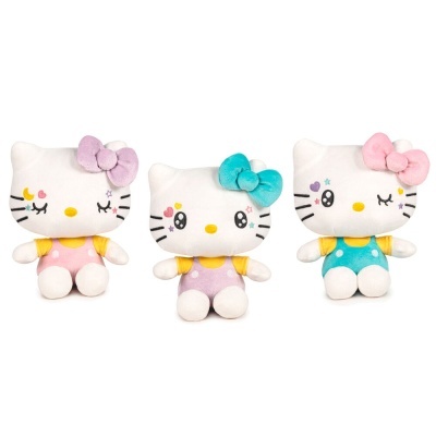 Três peluches Hello Kitty com laços coloridos e roupa colorida em fundo branco