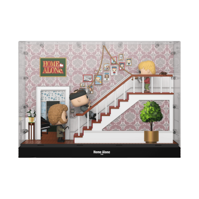 Figura colecionável da cena do filme Home Alone com personagens na escada, papel de parede floral e planta num vaso