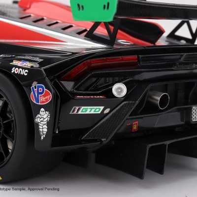 Detalhe traseiro de carro de corrida preto com asa verde e pneus Michelin