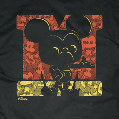 T-shirt preta com impressão gráfica de Mickey Mouse em cores preta, vermelha e amarela