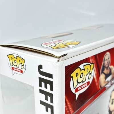 Caixa branca de cartão com logótipo POP! WWE e figura de ação de lutador