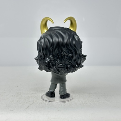Figura Funko Pop de vinil com cabelo preto e chifres dourados vista de costas
