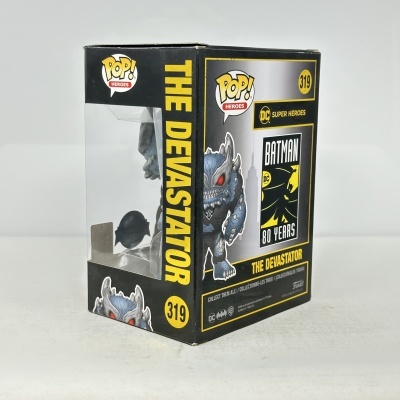 Caixa de figura Pop! Heroes The Devastator Batman com caixa preta e detalhes amarelos