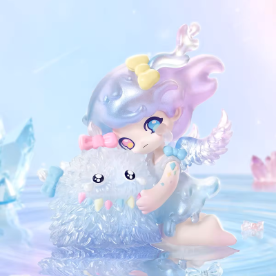 Figurinha translúcida de personagem com asas e monstro com laços, em cenário aquático
