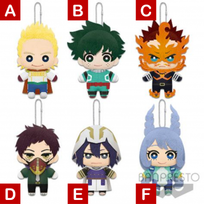 Seis bonecos de pelúcia de personagens de anime com correntes para pendurar em fundo branco.