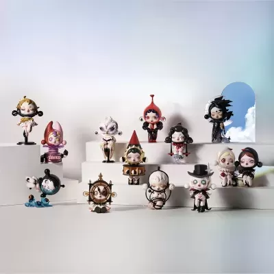 Figuras colecionáveis variadas em degraus brancos com fundo claro