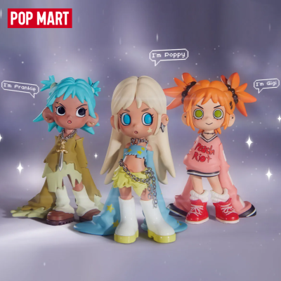 Três figuras colecionáveis POP MART com roupas e cabelos coloridos