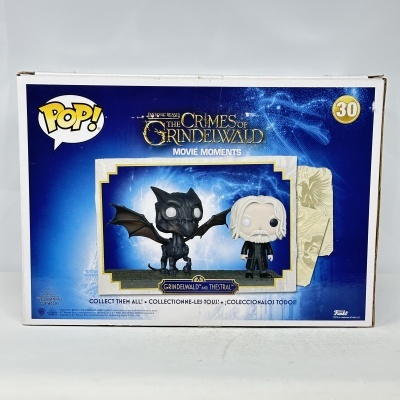 Embalagem azul e branca com figuras Pop! de vinil de Grindelwald e Thestral