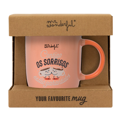 Caneca rosa com alça laranja em caixa de cartão