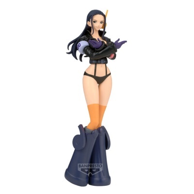 Figura de personagem feminina de anime com roupas coloridas e botas grandes sobre base branca.