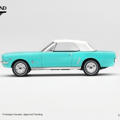 Miniatura de carro clássico descapotável turquesa e branco