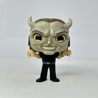 Boneco estilizado Funko Pop com máscara de chifres e roupa preta