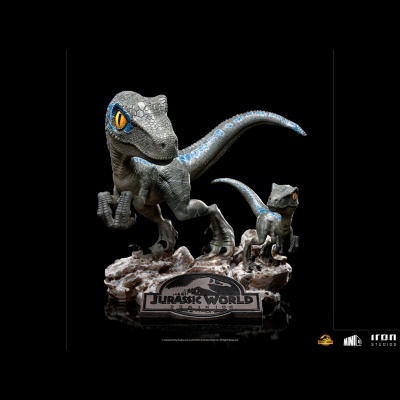 Figuras de Velociraptors cinzentos com riscas azuis e base rochosa