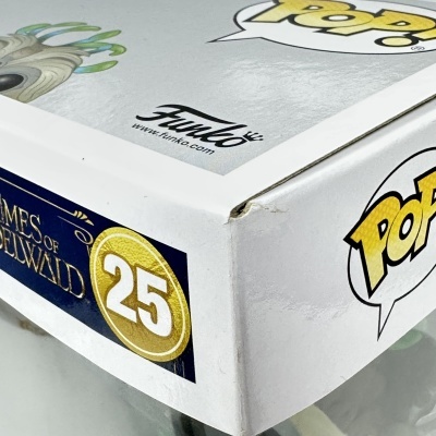 Caixa branca danificada com figura Funko Pop! e texto promocional arte