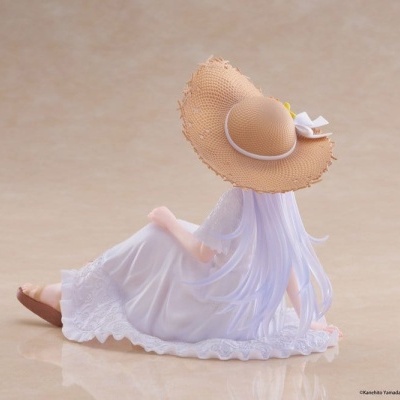 Figura de personagem sentada com vestido branco e chapéu de palha