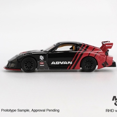 Miniatura de carro de corrida preto e vermelho com padrões e texto ADVAN