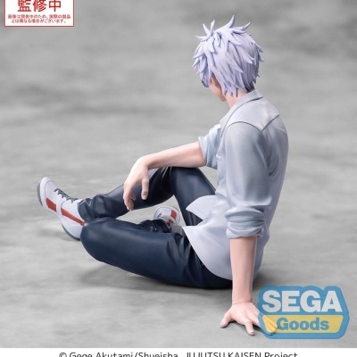 Figura colecionável personagem sentado cabelo branco camisa branca calças pretas ténis brancos vermelho