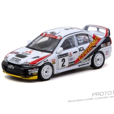Modelo miniatura de carro de corrida Mitsubishi Carisma branco com detalhes vermelhos e adesivos