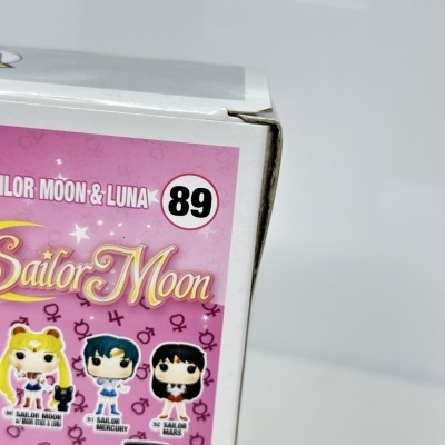 Caixa de cartão com etiqueta rosa e personagens Sailor Moon estilizados
