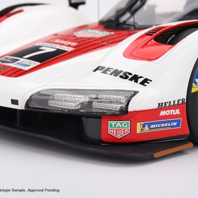 Miniatura de carro de corrida branco e vermelho com logótipos de marcas visíveis