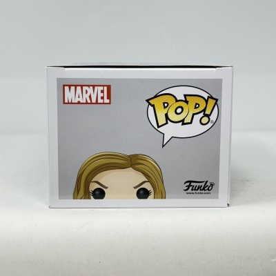 Caixa Funko Pop! personagem loira MARVEL com texto e logótipos em fundo cinzento