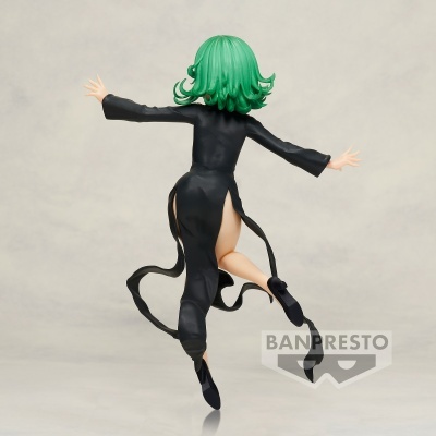 Figura de ação com cabelo verde, roupa preta e sapatos pretos em pose de saltar