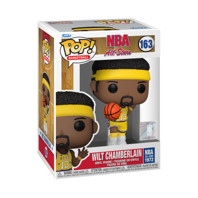 Figura em vinil de Wilt Chamberlain com uniforme amarelo numa caixa Pop Basketball
