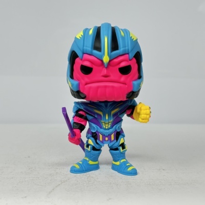Figura Funko Pop personagem com capacete azul, rosto rosa e roupa azul e roxa