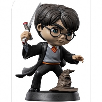 Figura colecionável Harry Potter chibi com varinha, roupa preta, suéter cinzento, chapéu seletor
