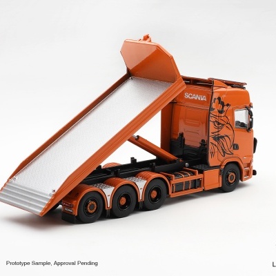 Modelo de camião basculante laranja com detalhes pretos e plataforma metálica basculante