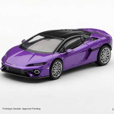 Miniatura de carro desportivo roxo com teto preto numa superfície branca