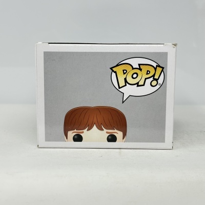 Caixa branca com imagem de Boneco Funko Pop de cabelo castanho e texto POP!