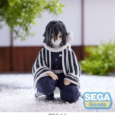 Boneco colecionável com capa listrada preto e branco, máscara, fundo de neve e logótipo SEGA Goods.