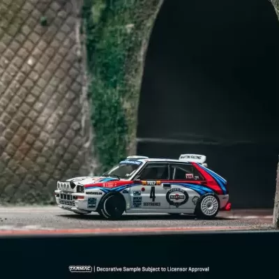 Miniatura de carro de corrida branco com padrões em azul e vermelho numa pista com túnel ao fundo