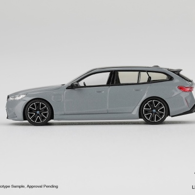 Miniatura de carro BMW cinzento sobre fundo branco