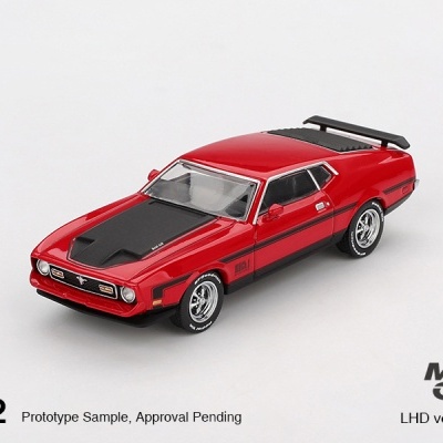 Miniatura de carro desportivo Ford Mustang Mach 1 vermelho com capô preto em fundo branco