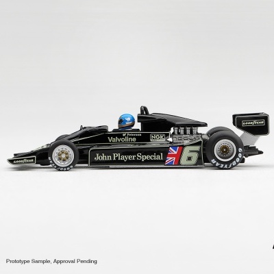 Miniatura de carro de Fórmula 1 preto com inscrições e logo