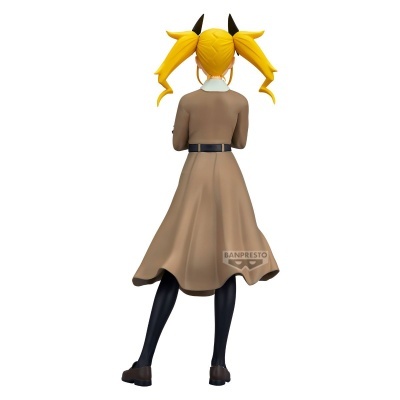 Figura de coleção com casaco bege, cabelo amarelo em rabo de cavalo e leggings pretas vista de costas