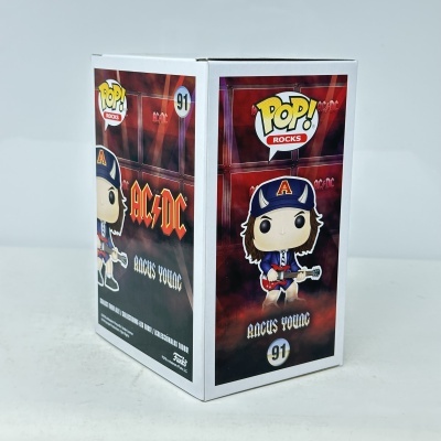 Caixa branca de boneco Funko Pop! Rocks com figura em fundo vermelho e preto