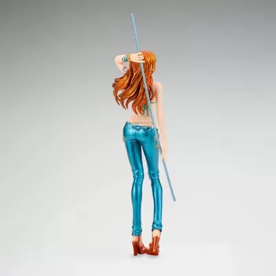 Figurina de mulher com calças azuis metalizadas e cabelo laranja