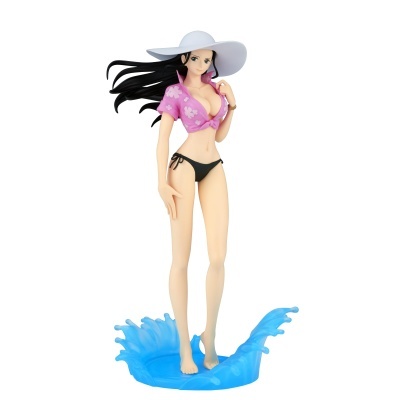 Figura decorativa feminina de bikini e chapéu em base azul água