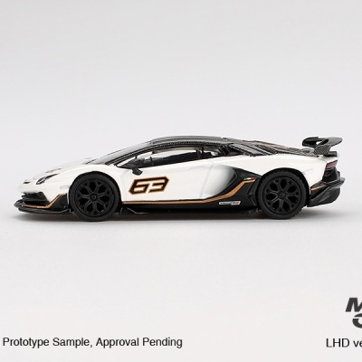 Miniatura de carro desportivo branco e preto com número 63