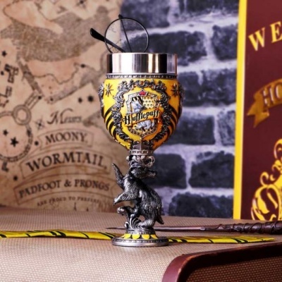 Cálice decorativo Hufflepuff amarelo com brasão e base de texugo