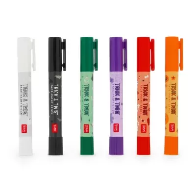 Seis sticks de maquilhagem coloridos para rosto com textos e tampas coloridas.