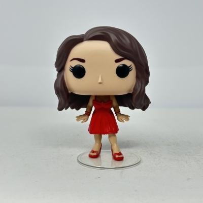 Figura Funko Pop com vestido vermelho e cabelo castanho