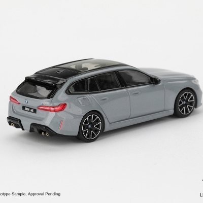 Miniatura de carro BMW M5 Touring cinza e preto sobre fundo branco