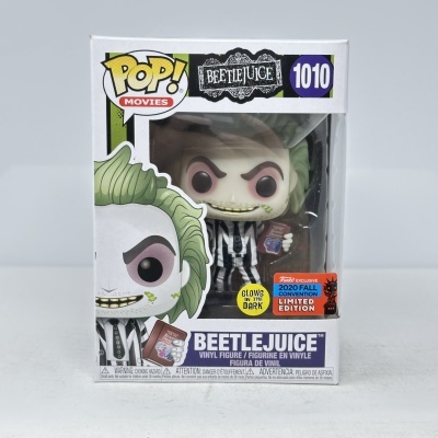 Figura Beetlejuice Pop! Movies dentro de caixa branca com texto e etiquetas coloridas