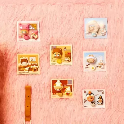 Broches colecionáveis de personagens em cartões sobre tecido cor-de-rosa peludo