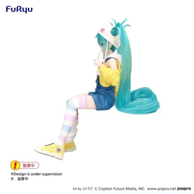 Figura colecionável da personagem Hatsune Miku com roupas coloridas e cabelo azul longo sentada de lado